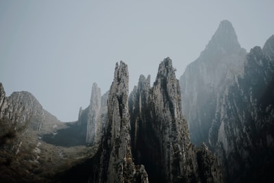 白天，白色天空下的褐色落基山